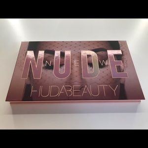 Huda Beauty New Nude eyeshadow palette.